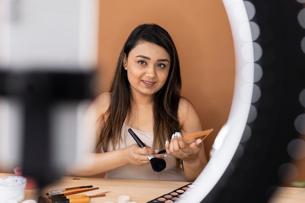 Artista de maquillaje vlogueando sus tutoriales