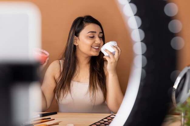 Artista de maquillaje vlogueando sus tutoriales