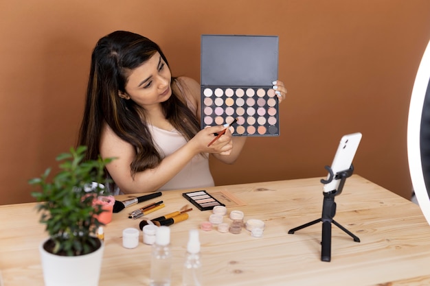 Artista de maquillaje vlogueando sus tutoriales