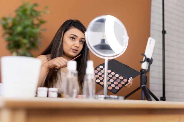 Artista de maquillaje vlogueando sus tutoriales