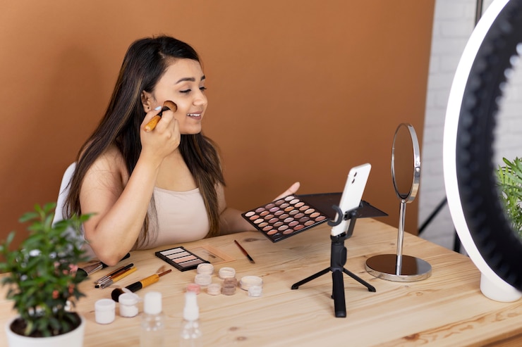 Foto gratuito artista de maquillaje vlogueando sus tutoriales