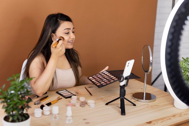 Artista de maquillaje vlogueando sus tutoriales