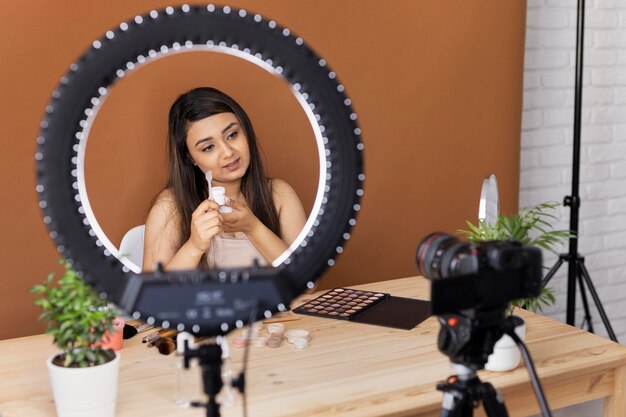 Artista de maquillaje vlogueando sus tutoriales