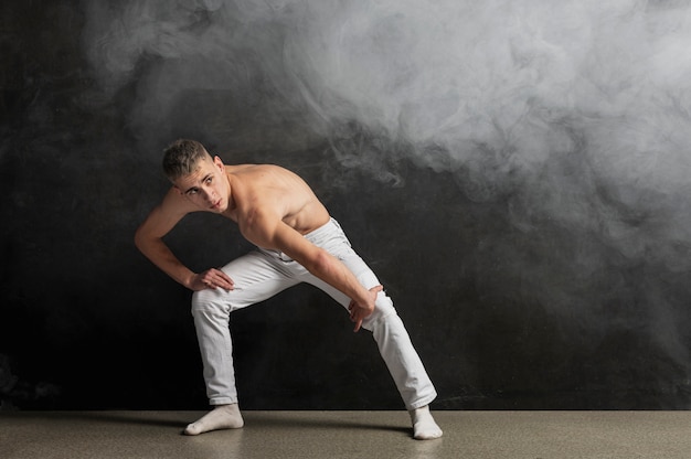 Artista masculino posando con humo y copia espacio