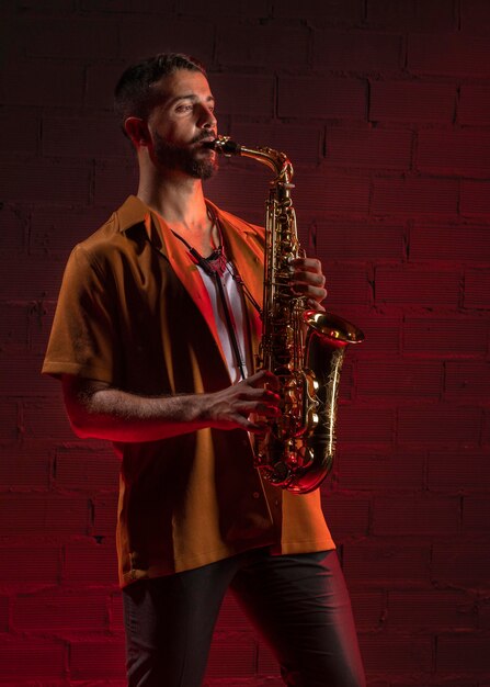 Artista masculino tocando el saxofón