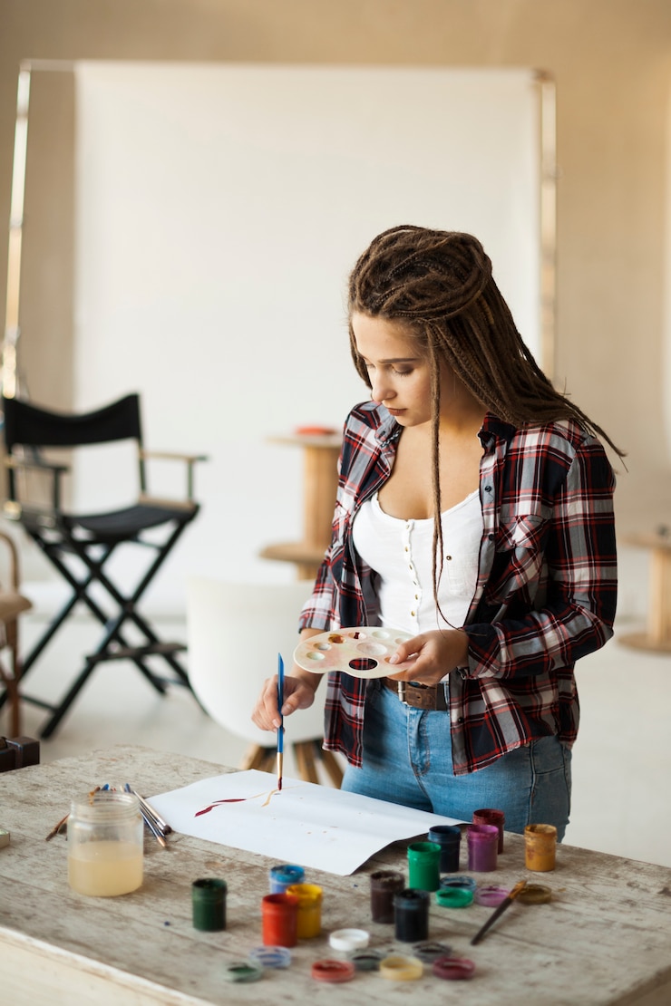Foto gratuito artista mujer pintando en interiores