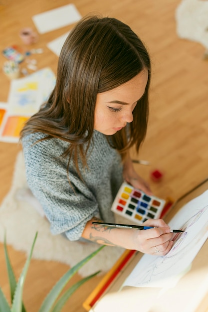 Foto gratuita artista mujer pintura sobre lienzo alta vista