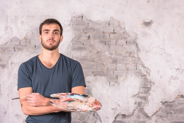 Artista con paleta de colores