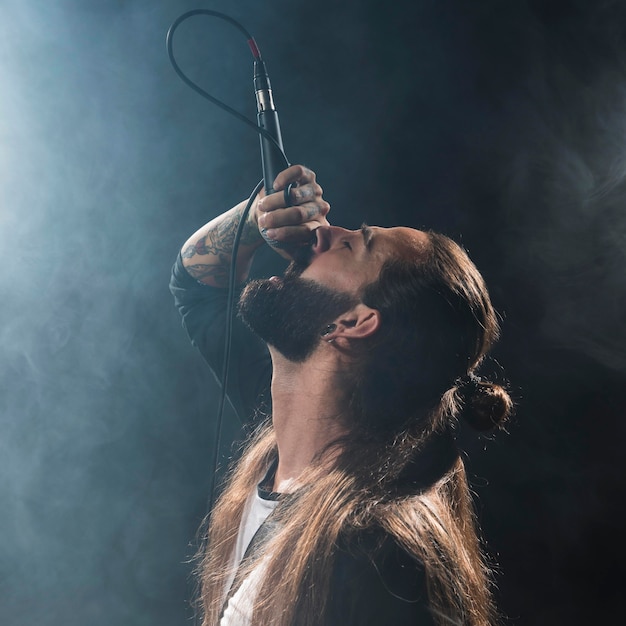 Artista de pelo largo cantando en el escenario