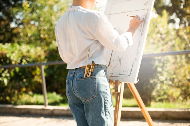 Foto gratuita artista pintando al aire libre