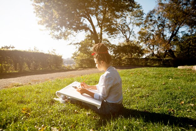 Artista pintando al aire libre