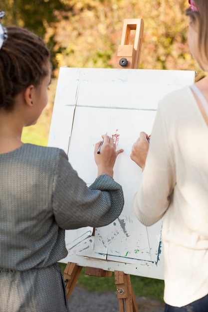 Foto gratuita artista pintando al aire libre