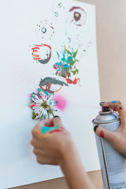 Artista pintando con botella de spray