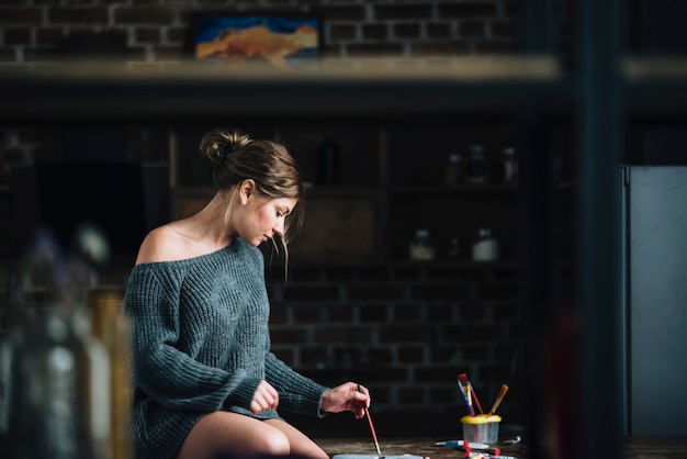 Foto gratuita artista pintando en casa