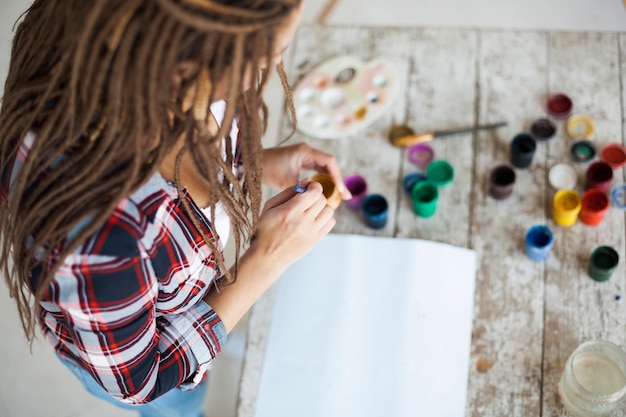 Artista pintando dentro