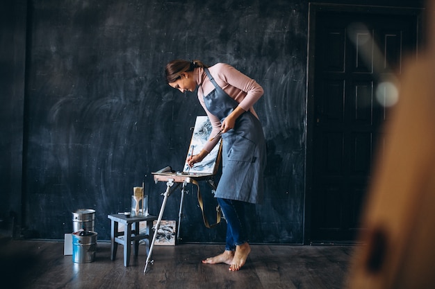 Foto gratuita artista pintando en estudio