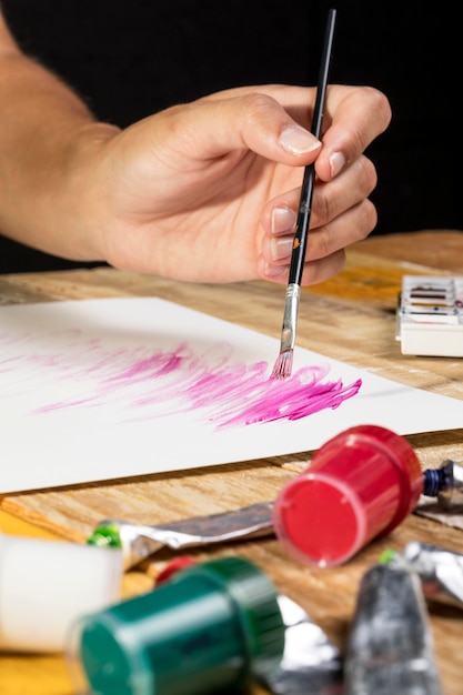Artista pintando con pincel sobre papel