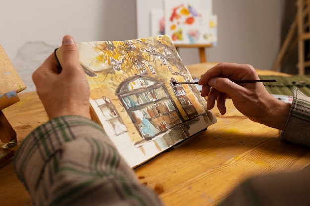 Artista de la pintura de acuarela en su estudio.