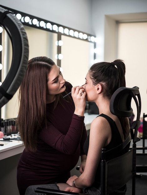 Foto gratuita artista profesional aplicando maquillaje