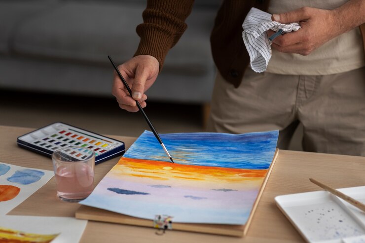 Foto gratuito artista senior en el estudio pintando con acuarela.