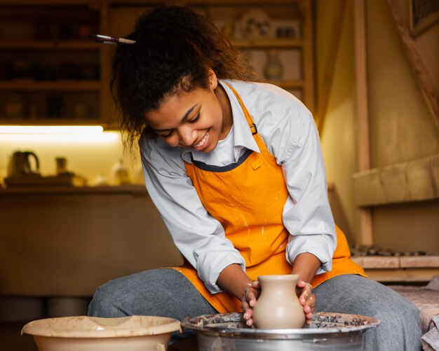 Artista sonriente haciendo cerámica