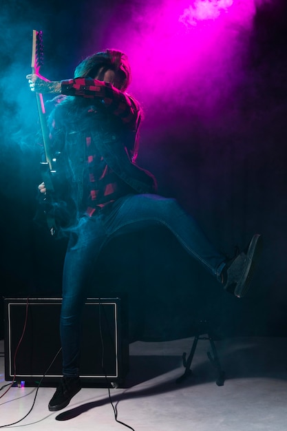 Artista tocando la guitarra y bailando