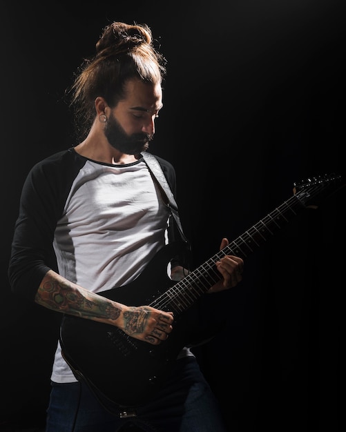 Artista tocando la guitarra en el escenario