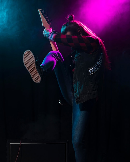 Artista tocando la guitarra y sintiendo el instrumento.