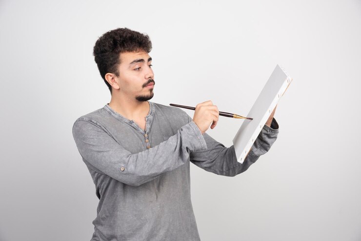 Foto gratuito artista trabajando en un nuevo proyecto sobre el lienzo.