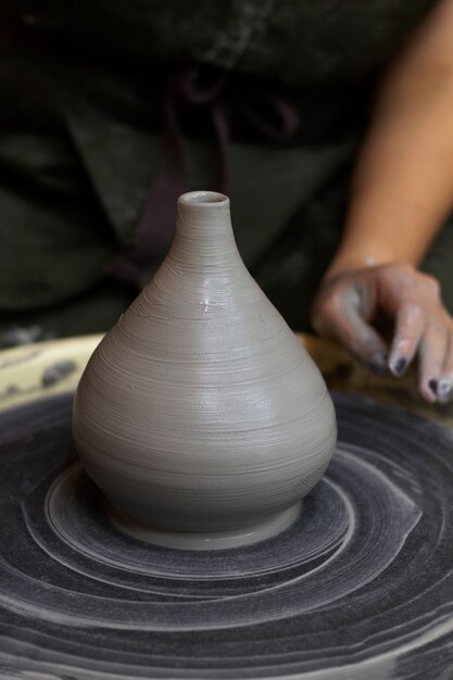 Artista de vista frontal haciendo cerámica.