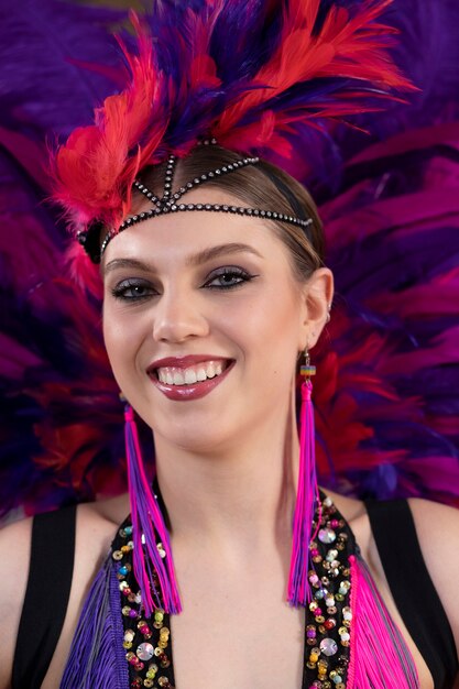 Artistas femeninas de cabaret posando entre bastidores con trajes de plumas