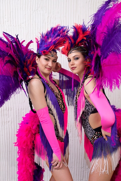 Artistas femeninas de cabaret posando juntas entre bastidores