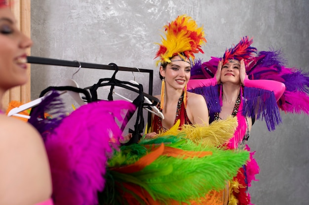 Artistas femeninas de cabaret preparándose entre bastidores juntas