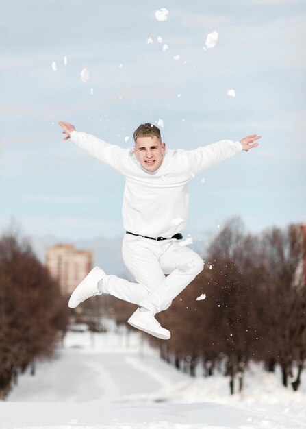 Artistas de hip hop bailando afuera con nieve