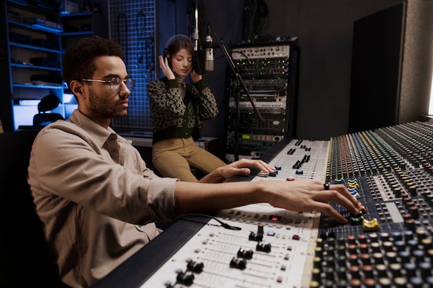 Artistas de plano medio haciendo música