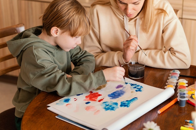 Artistas de primer plano pintando en interiores