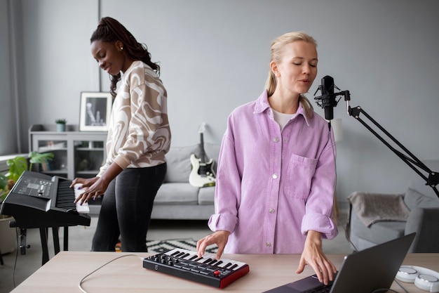 Artistas de tiro medio haciendo música en interiores