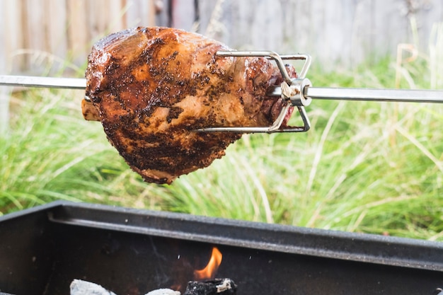 Foto gratuita asado de cerdo suculento encender escupir