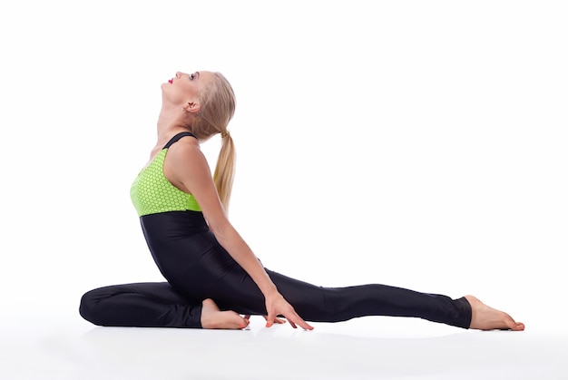 Asana femenina realizando yoga aislado en blanco