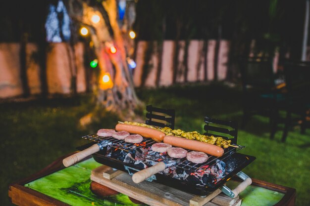 Asando carne en la barbacoa