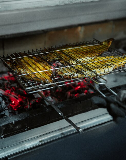 Asar pollo tabacca en un horno grande