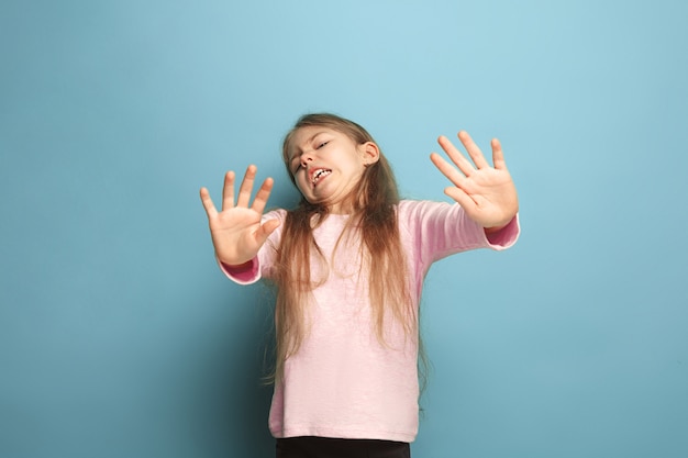 asco. chica adolescente aprensiva en azul. Expresiones faciales y concepto de emociones de personas.