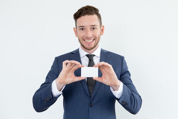 Asesor financiero exitoso mostrando una tarjeta en blanco