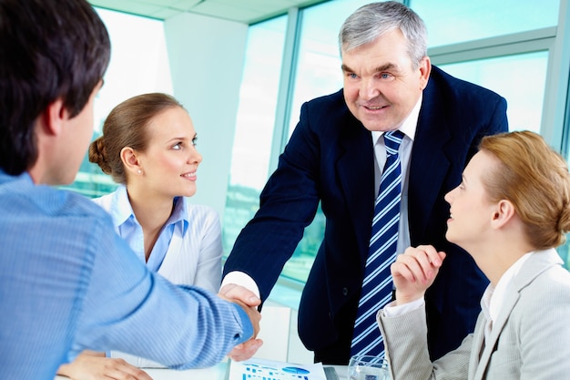 Foto gratuita asesor financiero presentándose