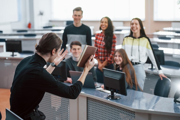 Foto gratuita así es como lo haces. grupo de jóvenes en ropa casual que trabajan en la oficina moderna