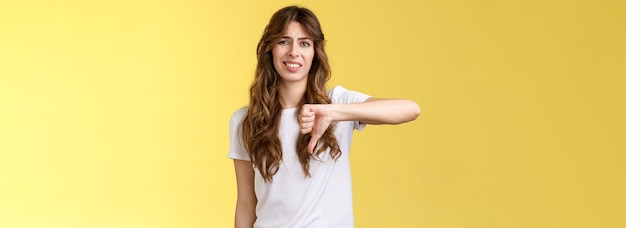 Foto gratuita así que cojo perdedor ignorante esnob mujer guapa dar su propio juicio opinión negativa no estoy de acuerdo