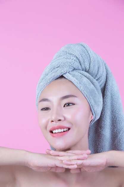 Asia mujer joven con la piel limpia fresca toque propio rostro