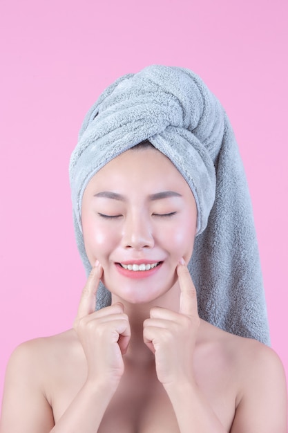 Asia mujer joven con la piel limpia fresca toque propio rostro