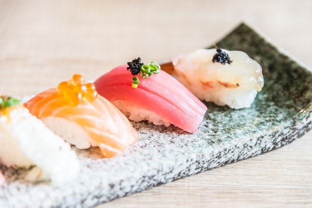 asiático atún rollo de sushi en bruto