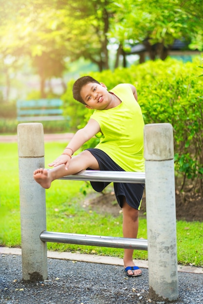 Asiático, deporte, niño, estirar, hierro, barra, jardín